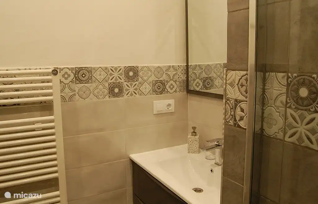 Das Badezimmer im Gästezimmer ist mit wunderschönen spanischen Fliesen ausgestattet.