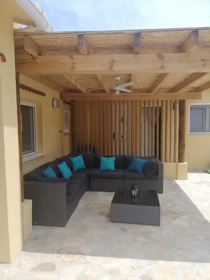 Die geräumige überdachte Veranda ist sowohl im Sommer als auch im Winter ein wunderbarer Ort.