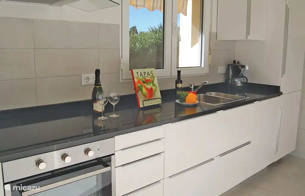 Die Küche ist mit einem geräumigen Backofen ausgestattet.