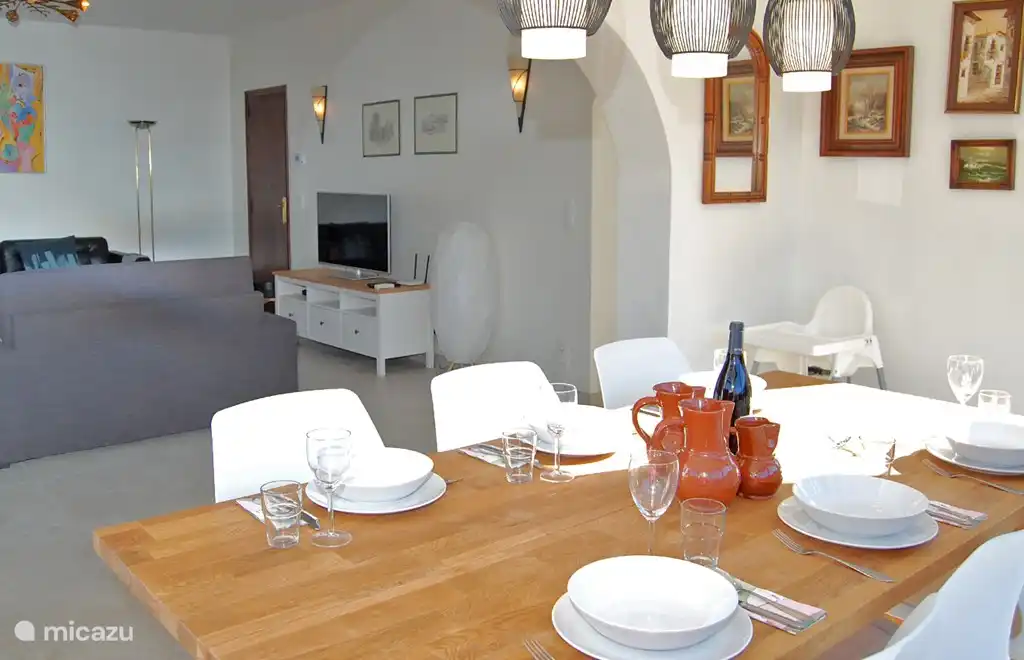 Ein Blick aus dem Esszimmer mit Bar.