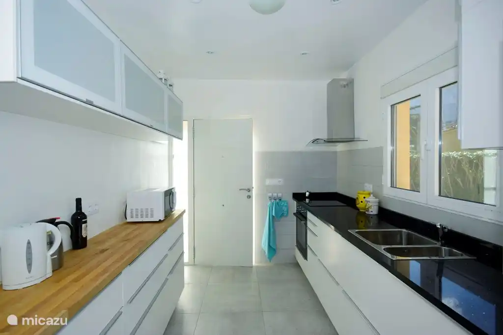 Voller Blick auf die geräumige, voll ausgestattete Küche