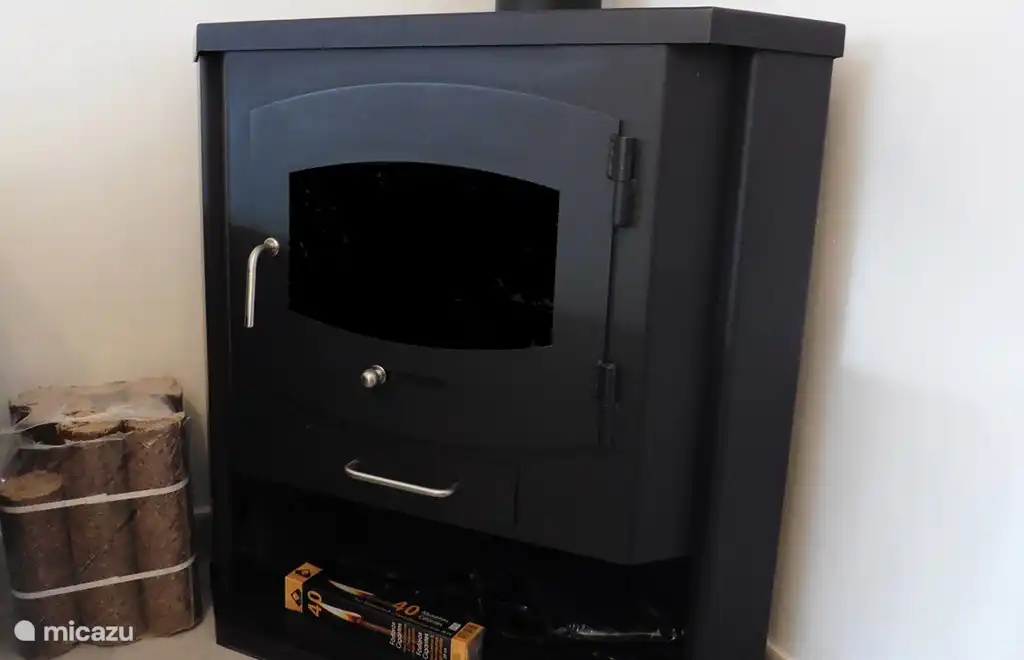 An den Winterabenden kann es gemütlich und warm am Kaminfeuer brennen.