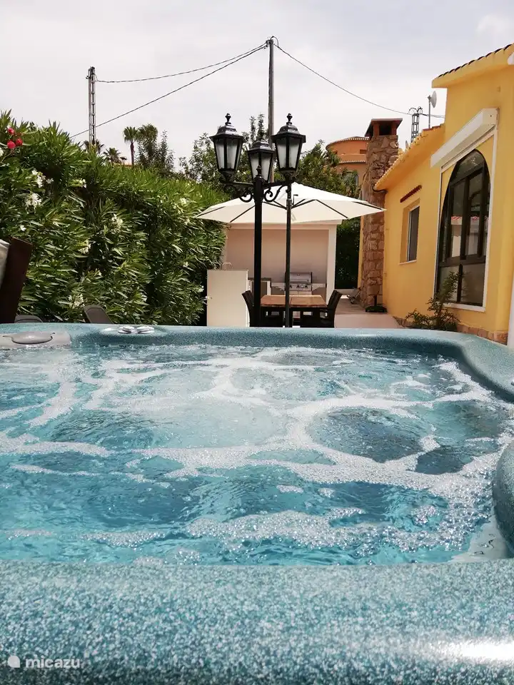 Blick auf den Essbereich mit der neuen Außenküche im Hintergrund