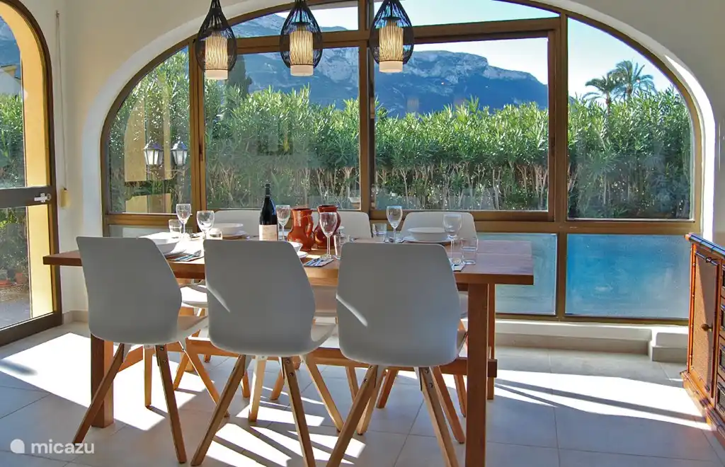 Eine wunderschöne Aussicht vom Speisesaal auf den Berg Montgo.