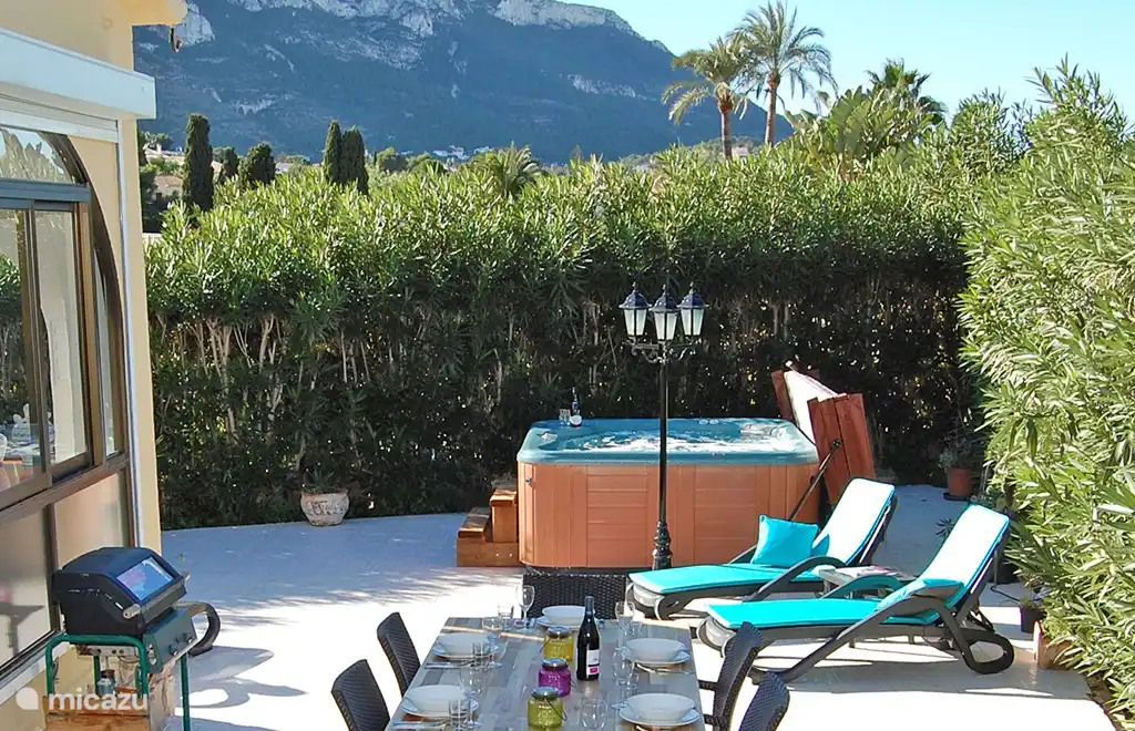 Es ist toll draußen, der Grill kann damit umgehen! Es gibt jetzt sogar eine ganze Außenküche