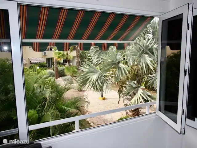 Seru Coral Apartment evt. met auto huren in Curaçao, Banda Ariba (oost), Seru Coral - appartement Tuin vanuit de woonkamer