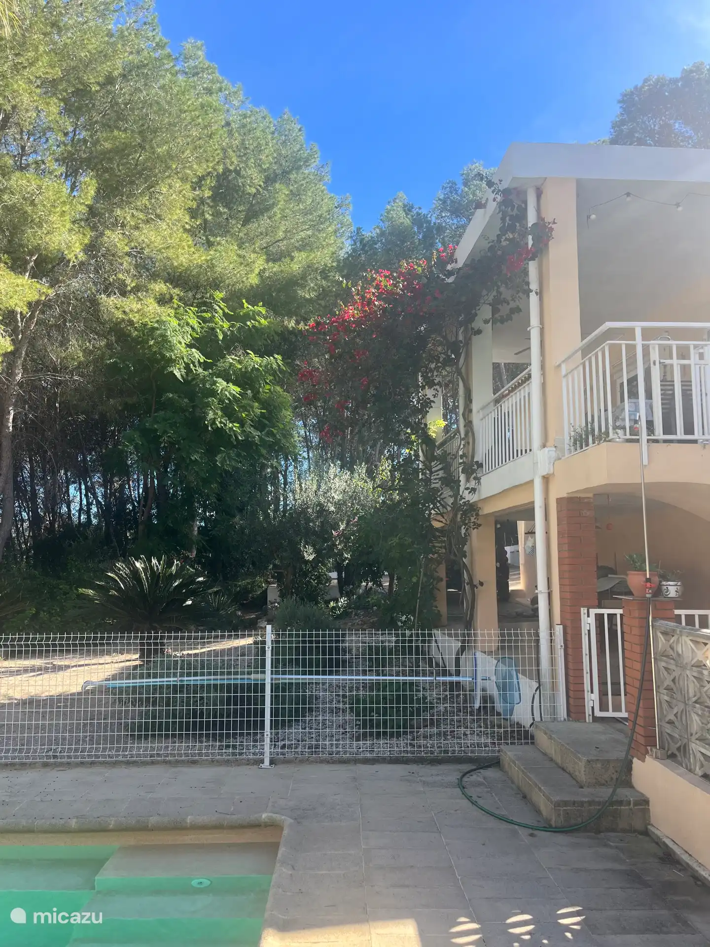 Der große private Pool ist eingezäunt, um kleine Gäste zu schützen!