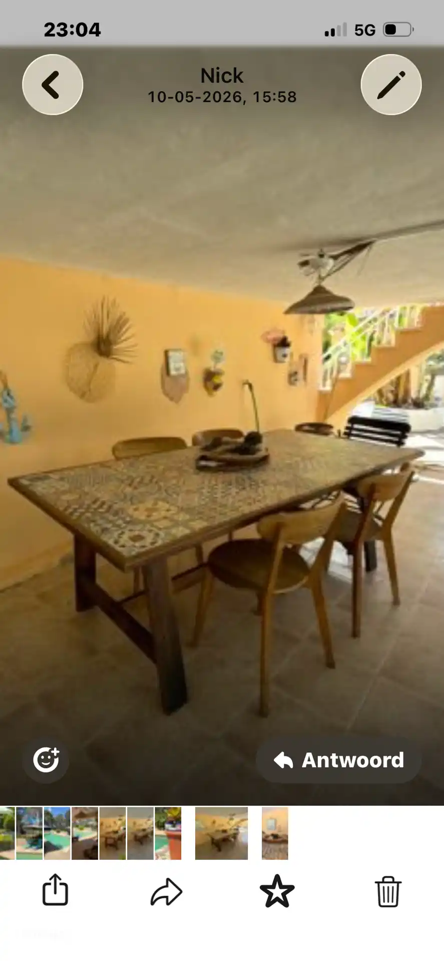 De eettafel beneden onder het balkon. Er is nog een eettafel binnen en op het balkon. Dus keuze! 