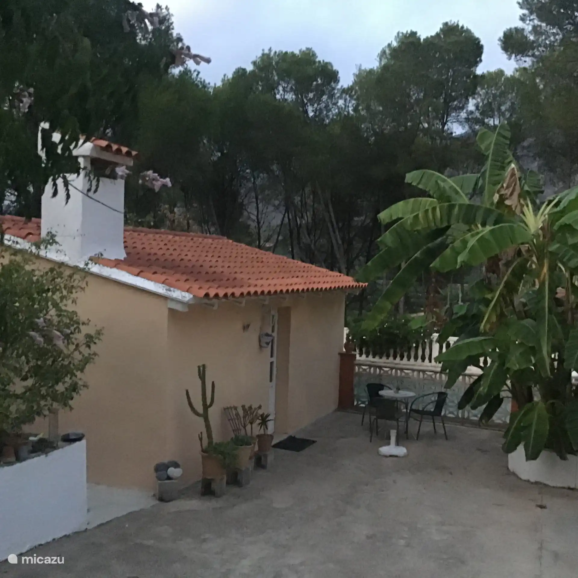 Die Casita, Gästehaus, mit Schlafzimmer und Bad.
Hinten befindet sich die private Terrasse, angrenzend an das Schwimmbad. 