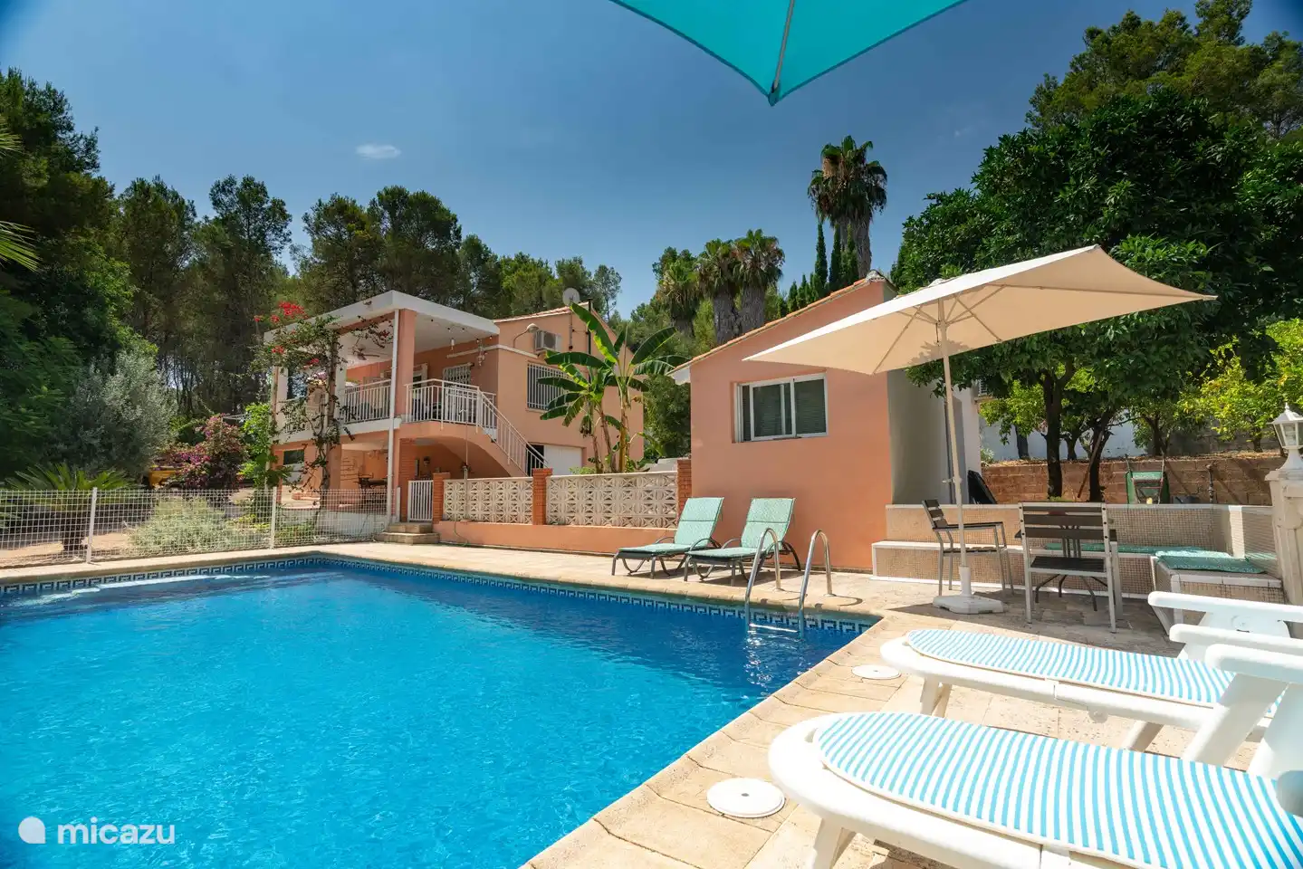 Villa Canta Corazon und auf der rechten Seite die Casita mit Schlafzimmer und Bad. Der Pool ist eingezäunt. Viel Platz auf der Terrasse in der Sonne oder im Schatten? Neben der Casita befindet sich der Zitrushain.