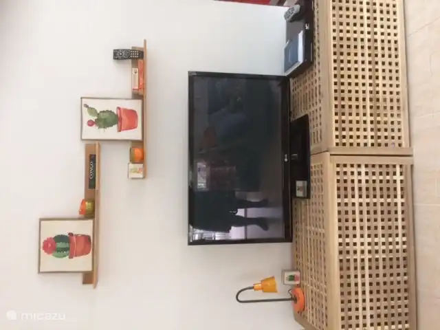 Zur Unterhaltung stehen Smart TV, NETFLIX, Apple TV, Spiele (Monopoly, Triominos, Karten etc.)