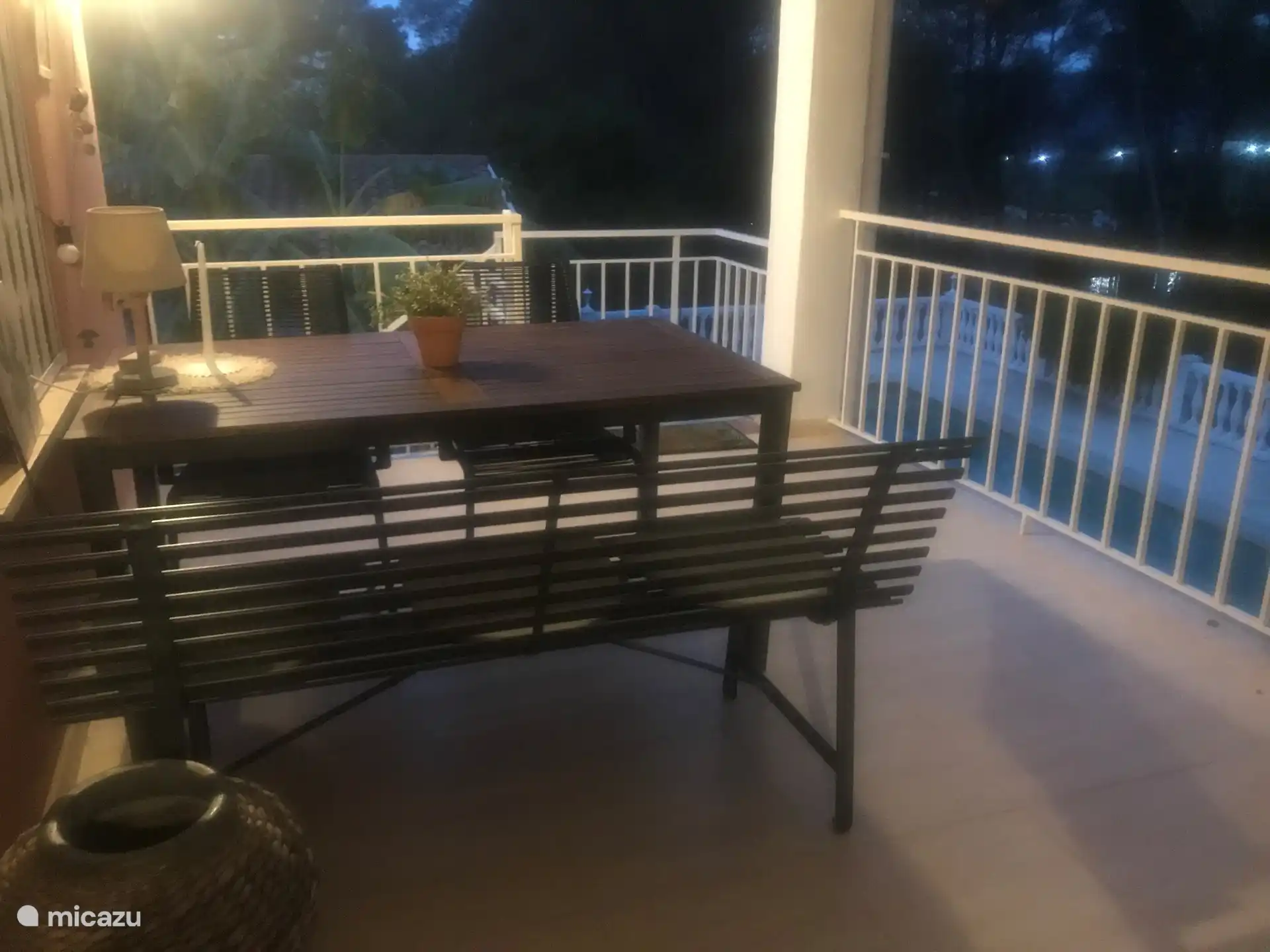 Esstisch auf dem Balkon neben dem Wohnzimmer im ersten Stock.