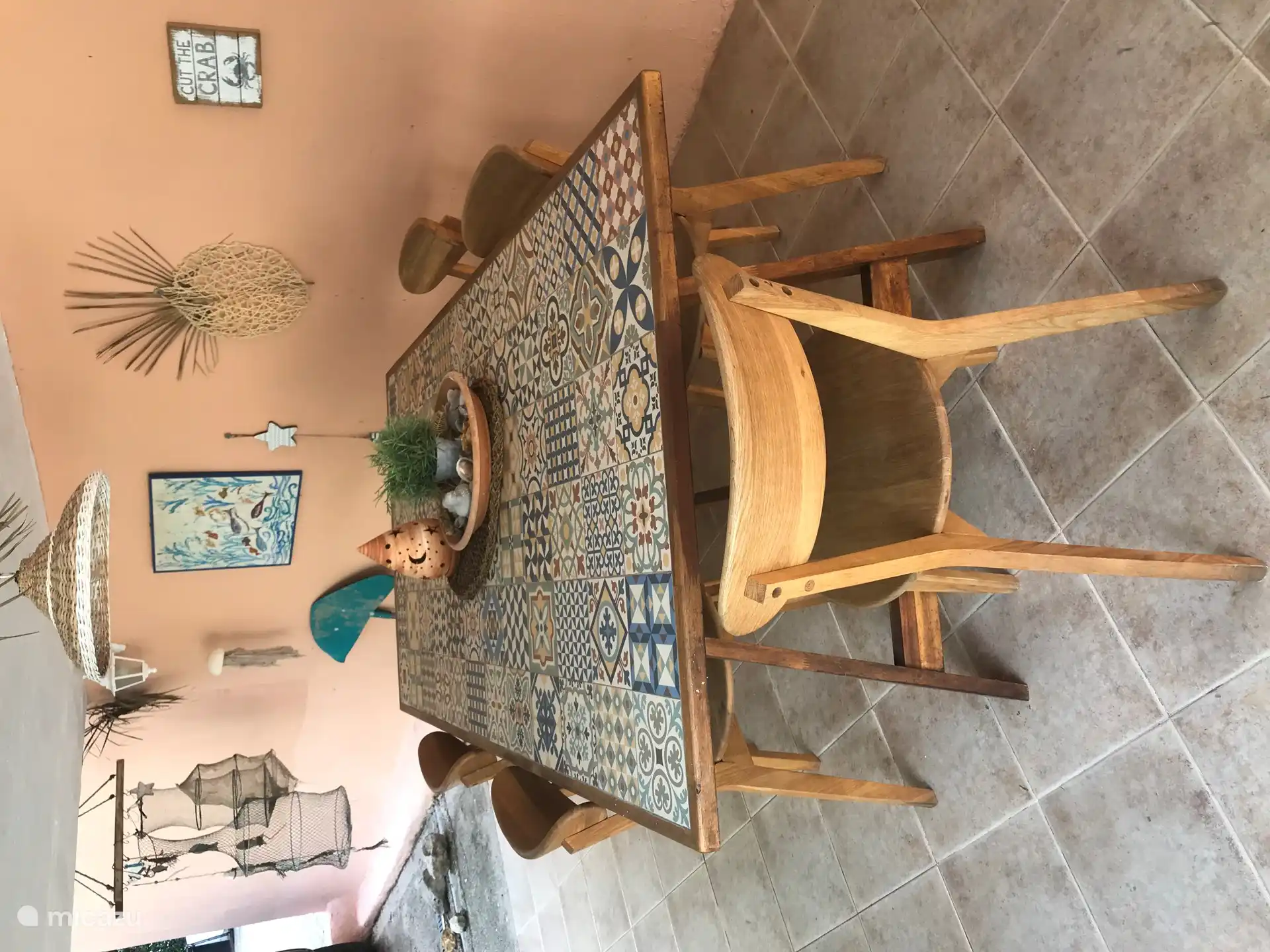 Die Veranda im Erdgeschoss grenzt an den tropischen Garten und den Swimmingpool.