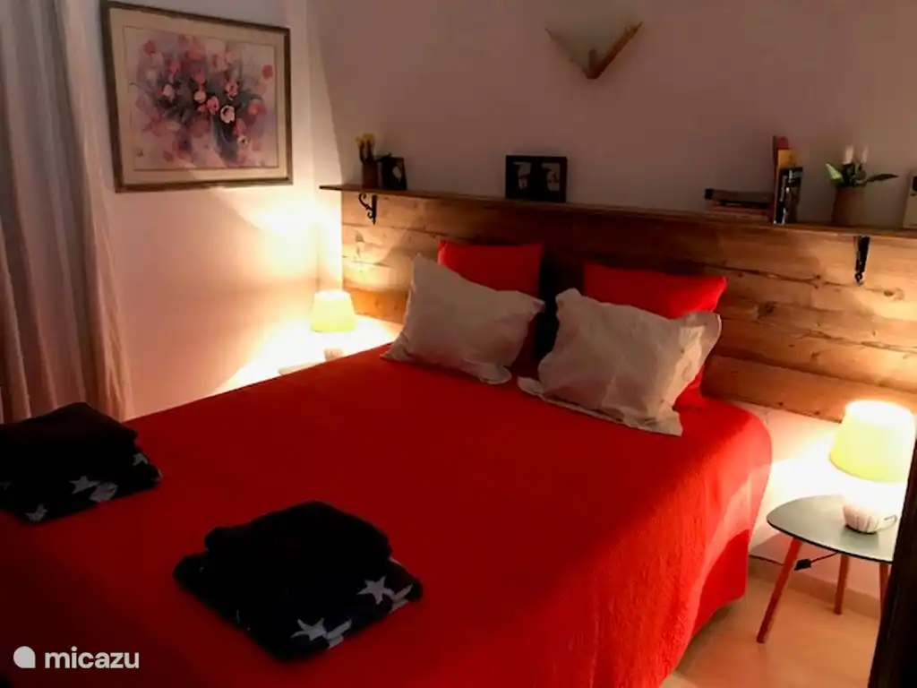 Schlafzimmer mit 2-Personen-Bett. Das Zimmer verfügt über Klimaanlage, Kleiderschrank, Fenster mit Moskitonetz und Fensterläden (schön dunkel). 