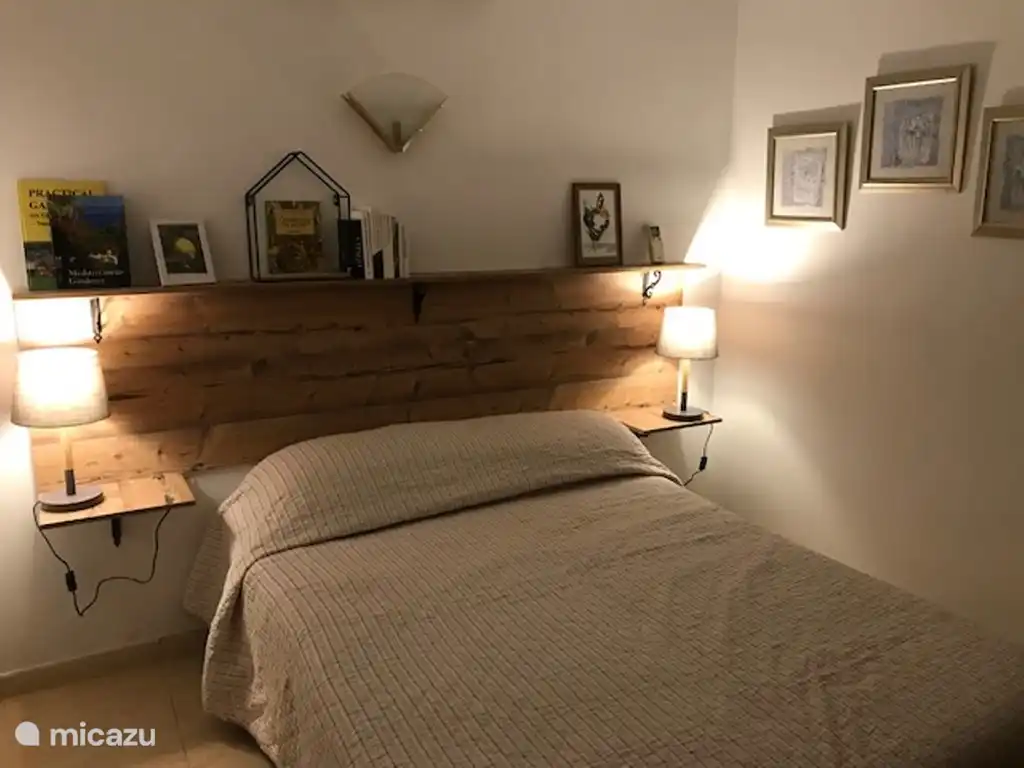 Schlafzimmer mit Doppelbett mit Klimaanlage, Kleiderschrank und Kommode. Auch mit Moskitonetzen und Fensterläden (schön dunkel zum Schlafen).