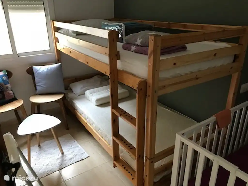 Das Kinderzimmer mit Etagenbett und Kleiderschrank. Bei Bedarf stehen für die Kleinen ein Kinderbett, ein Hochstuhl/Badewanne und ein Autositz zur Verfügung.