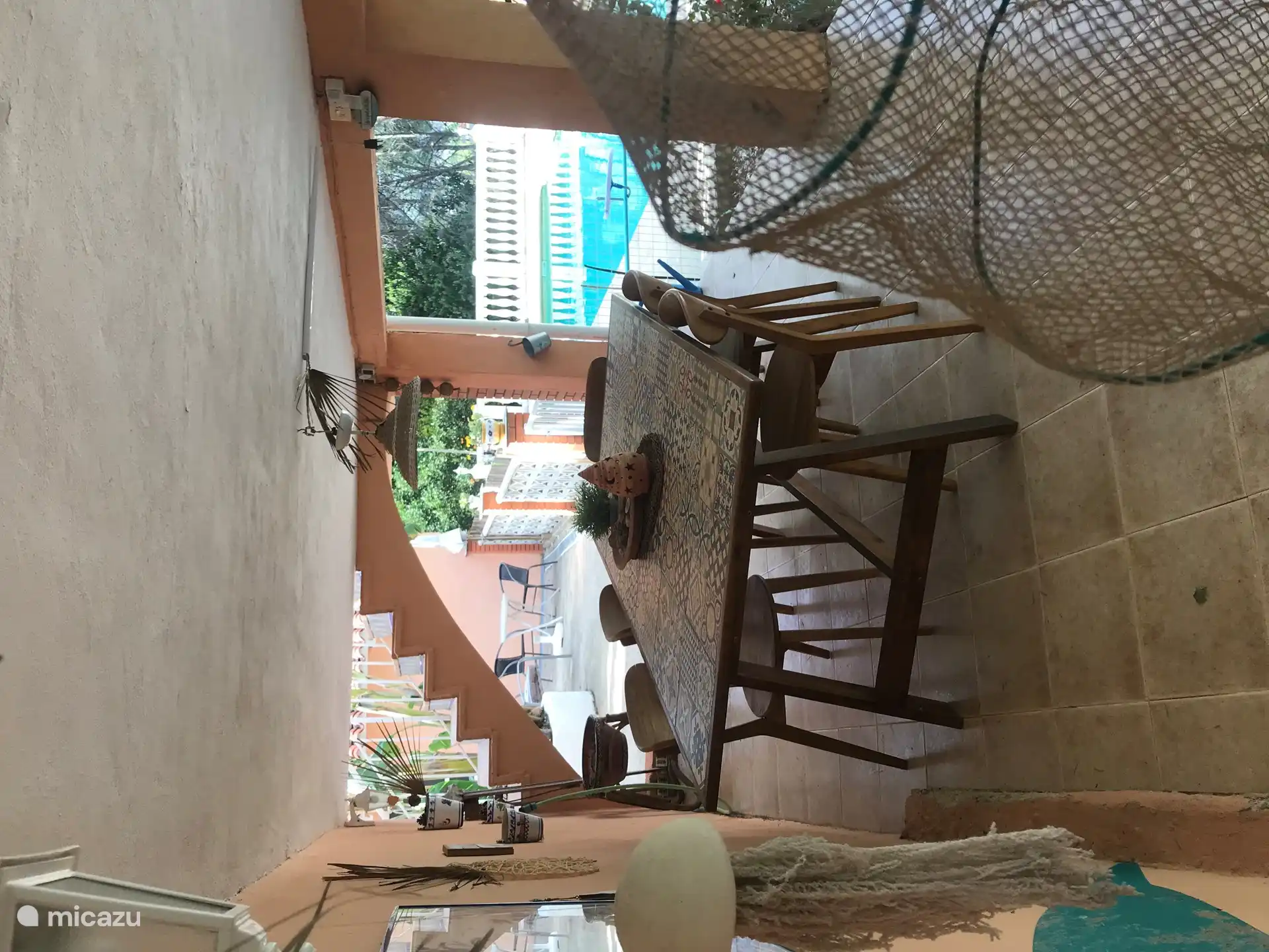 Veranda unter dem Balkon, schön und kühl im Sommer, um mit Blick auf Garten und Pool zu Mittag zu essen.