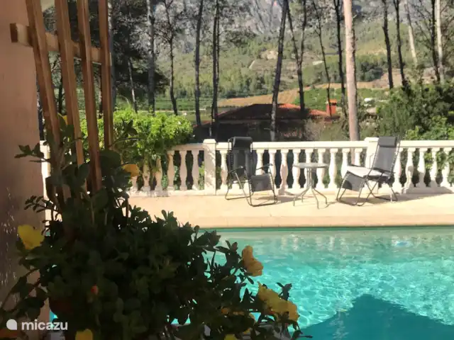 Villa Canta Corazón | Espagne, Valence, La Barraca d'Aigues Vives-Alzira - villa Vue sur la piscine, il y a aussi d’autres chaises longues.