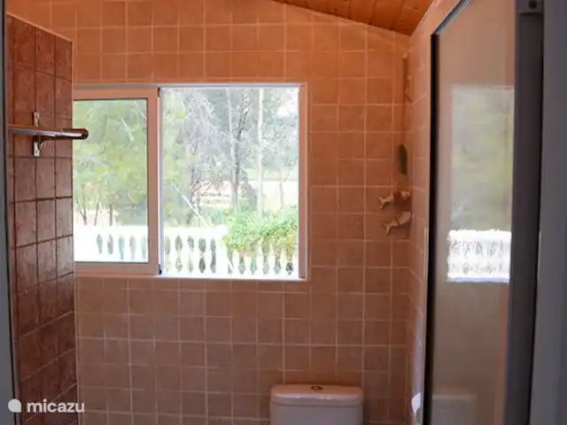 Villa Canta Corazón | Espagne, Valence, La Barraca d'Aigues Vives-Alzira - villa Salle de bain d'entrée dans la casita avec douche à l'italienne, toilettes et lavabo.