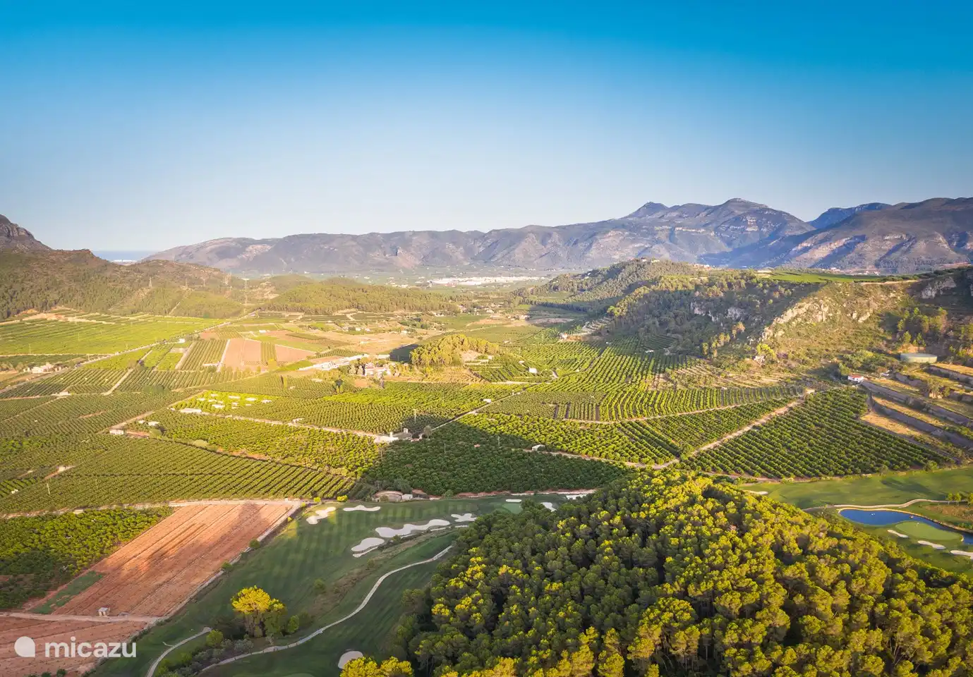 Blick hoch von oben, links ein Streifen Meerblick. Das ist bei Tavernes, etwa 20 Autominuten vom VCC zum Strand!