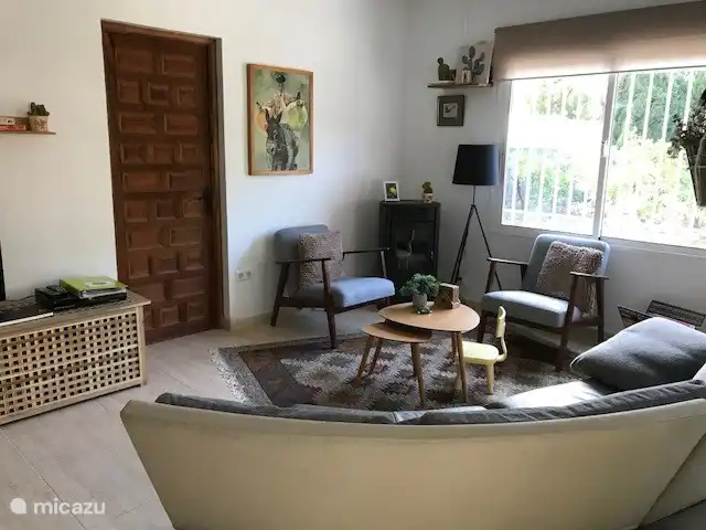 Das gemütliche Wohnzimmer, mit Sofa, Sesseln, schönem Blick in den Garten, Balkon usw.