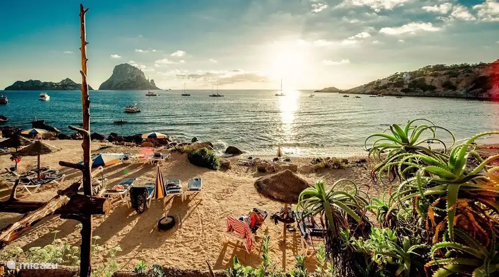 Strand mit Blauer Flagge, eine von vielen Buchten. Genügend Platz ??.