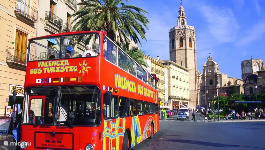 Nehmen Sie den Hop-on-Hop-off-Bus in Valencia, um sich einen guten Überblick über die Stadt zu verschaffen.