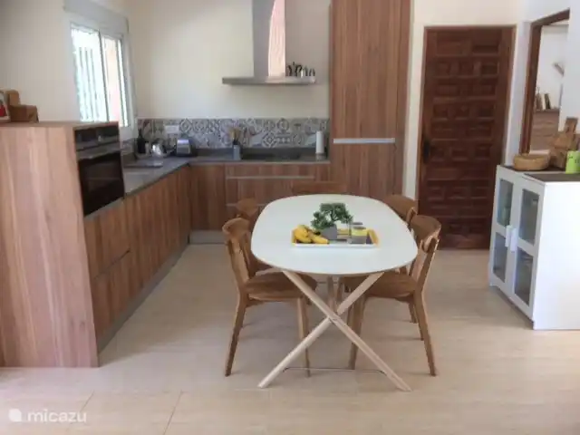 Villa Canta Corazón | Espagne, Valence, La Barraca d'Aigues Vives-Alzira - villa La cuisine neuve, équipée d'un combi micro-onde/four, plaques à induction, lave-vaisselle, hotte aspirante, cafetière, bouilloire, grille-pain, mixeur plongeant, réfrigérateur/congélateur. Séparément pour un barbecue à gaz Weber pour les grillades à l'extérieur.