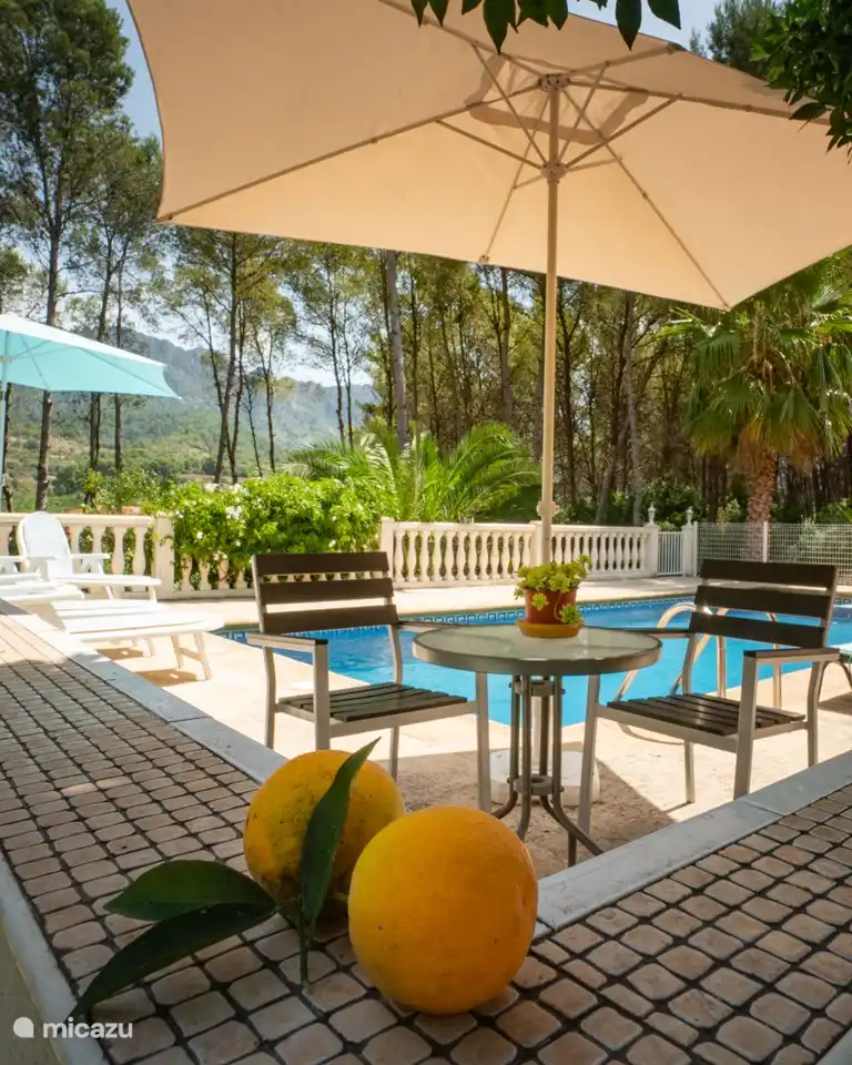 Neben den Sonnenliegen ein Sitzplatz am Pool für einen Drink oder ein Mittagessen. Der Ausblick ist beeindruckend!!