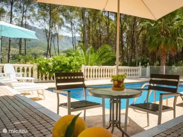Villa Canta Corazón | Espagne, Valence, La Barraca d'Aigues Vives-Alzira - villa En plus des transats, une place au bord de la piscine pour boire un verre ou déjeuner. La vue est incroyable !!