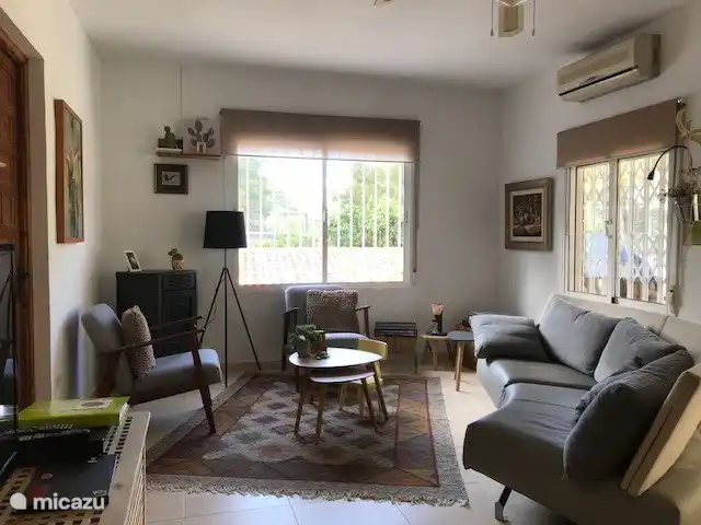 Das gemütliche Wohnzimmer mit Smart-TV mit Netflix,