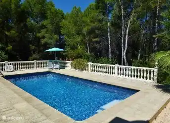 Das große Schwimmbecken von fast 10 x 5 (groß!) mit Sonnenliege und Sonnenschirmen.