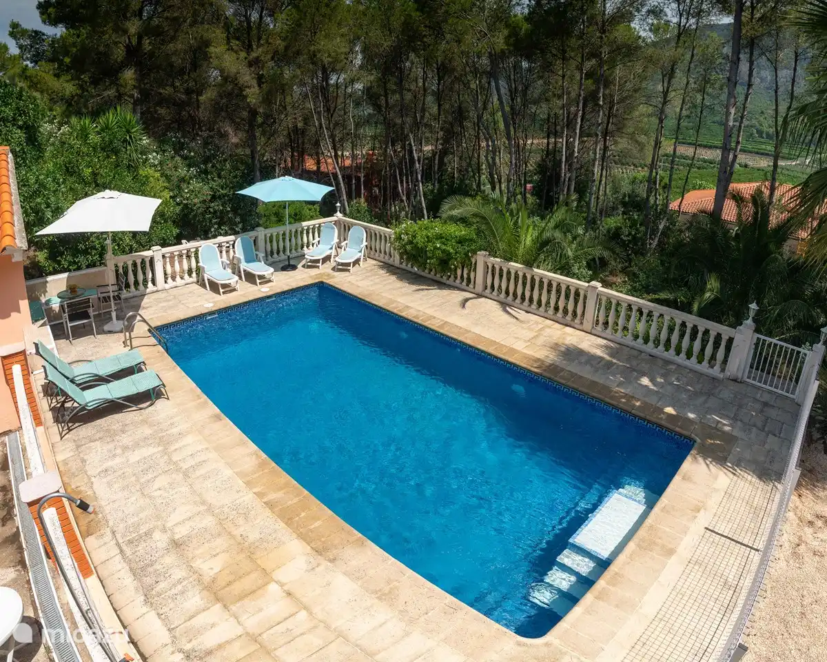 Es gibt zwei Sonnenschirme, Sonnenliegen, eine Mosaikbank mit Tisch zum Mittagessen