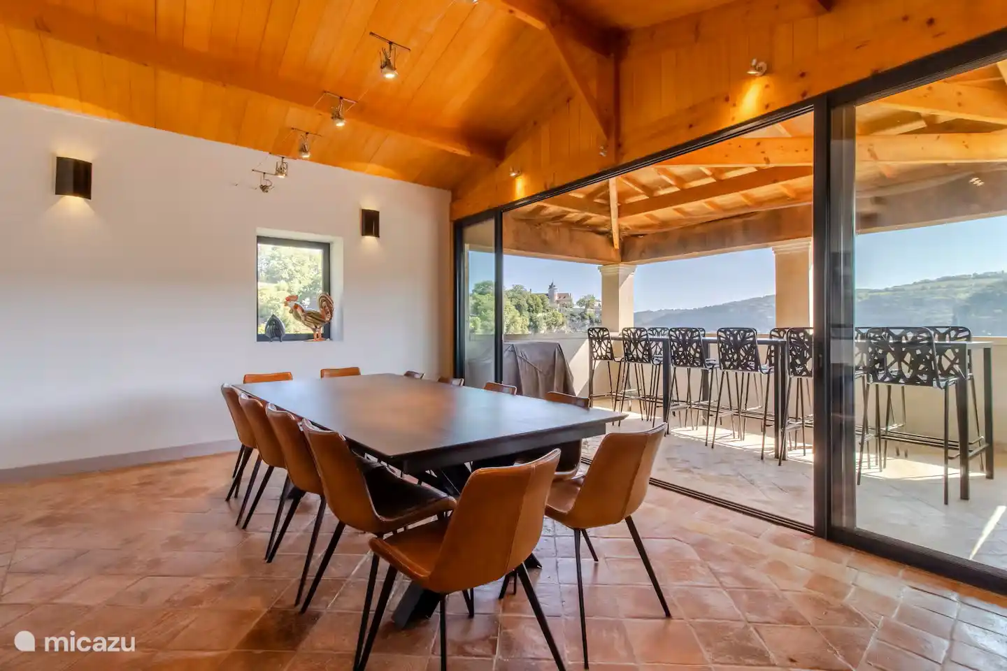 Eetkamer, balkon en uitzicht op kasteel en vallei