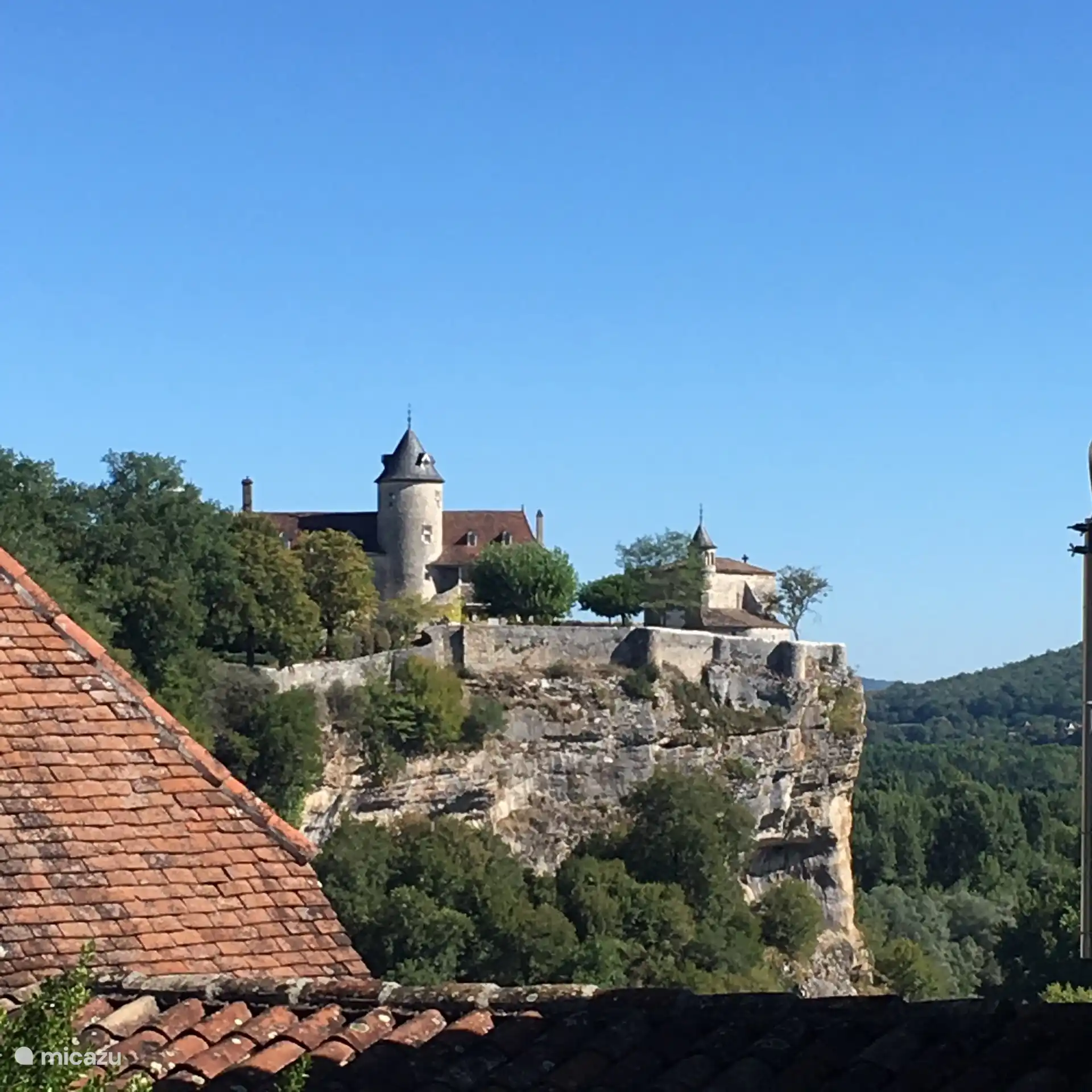 Uitzicht vanaf het huis op een kasteel