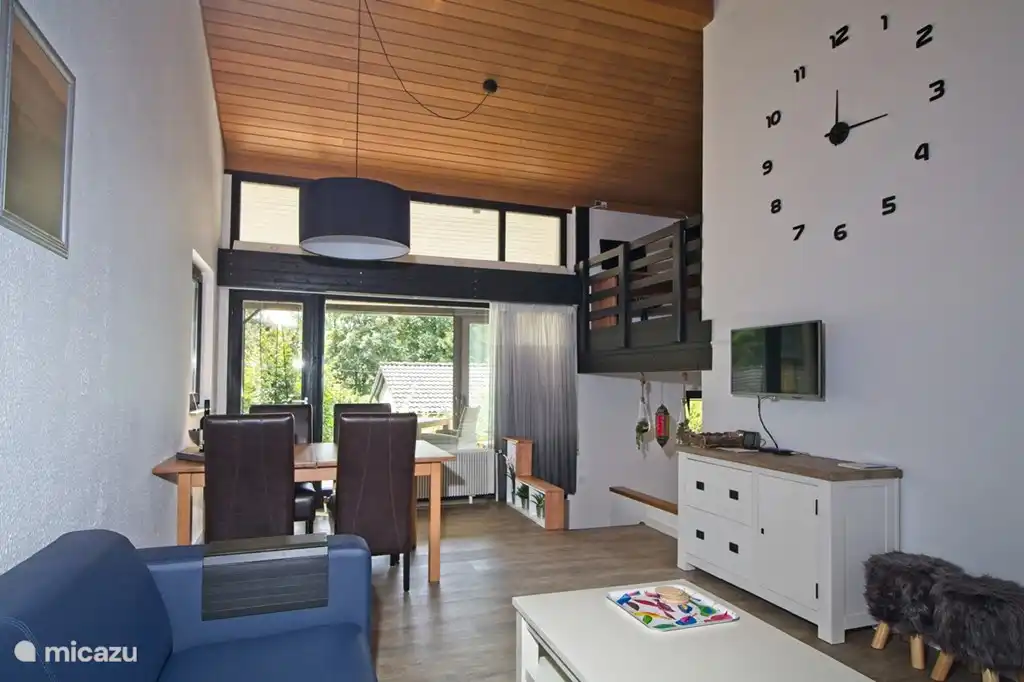 Blick vom Wohnzimmer im Erdgeschoss auf den Wintergarten und Garten.