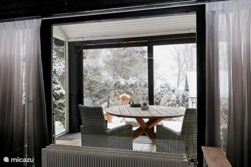 Der Wintergarten vom Wohnzimmer aus gesehen. ein toller Ort zum übernachten.