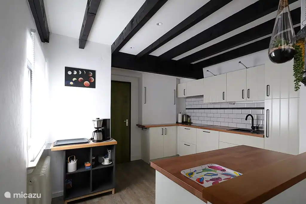 Die Küche im Erdgeschoss. März 2019 Geschirrspüler und zusätzliche Arbeitsplatte hinzugefügt.