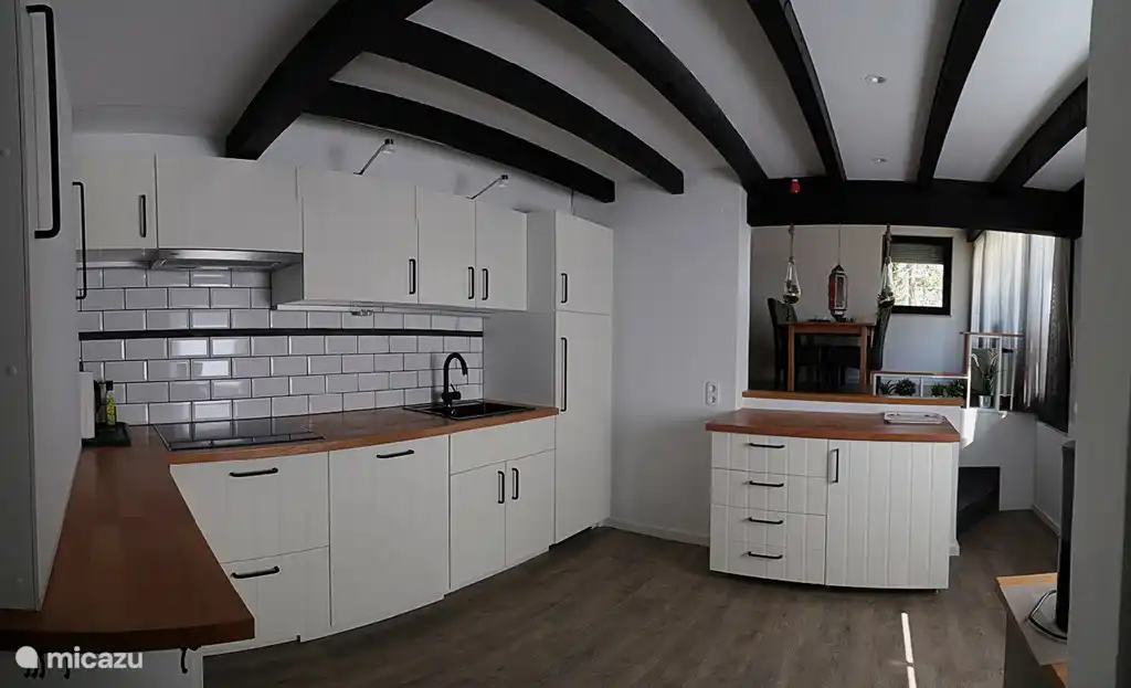 Die Küche im Erdgeschoss. März 2019 Geschirrspüler und zusätzliche Arbeitsplatte hinzugefügt.