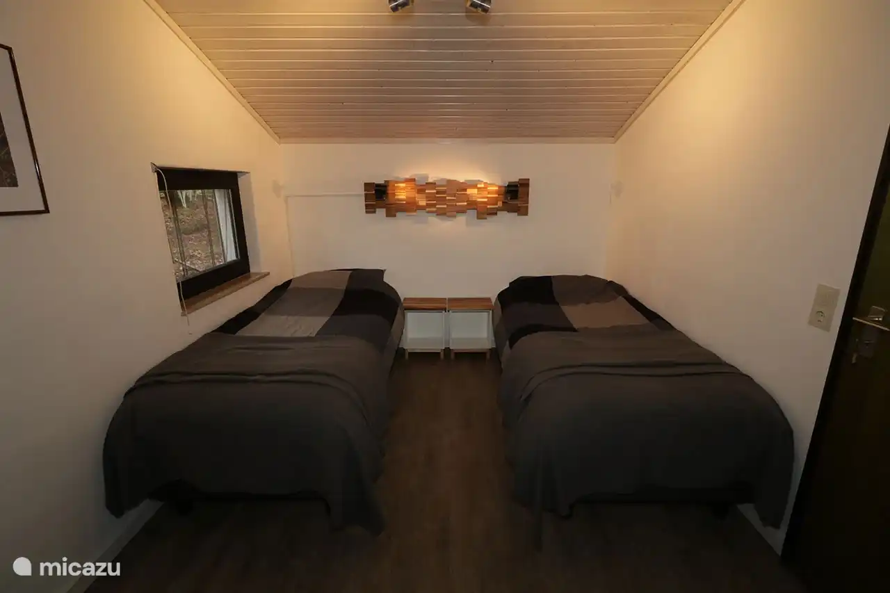 Schlafzimmer 2 im 1. Stock mit 2 mal einem Boxspringbett (90x200)