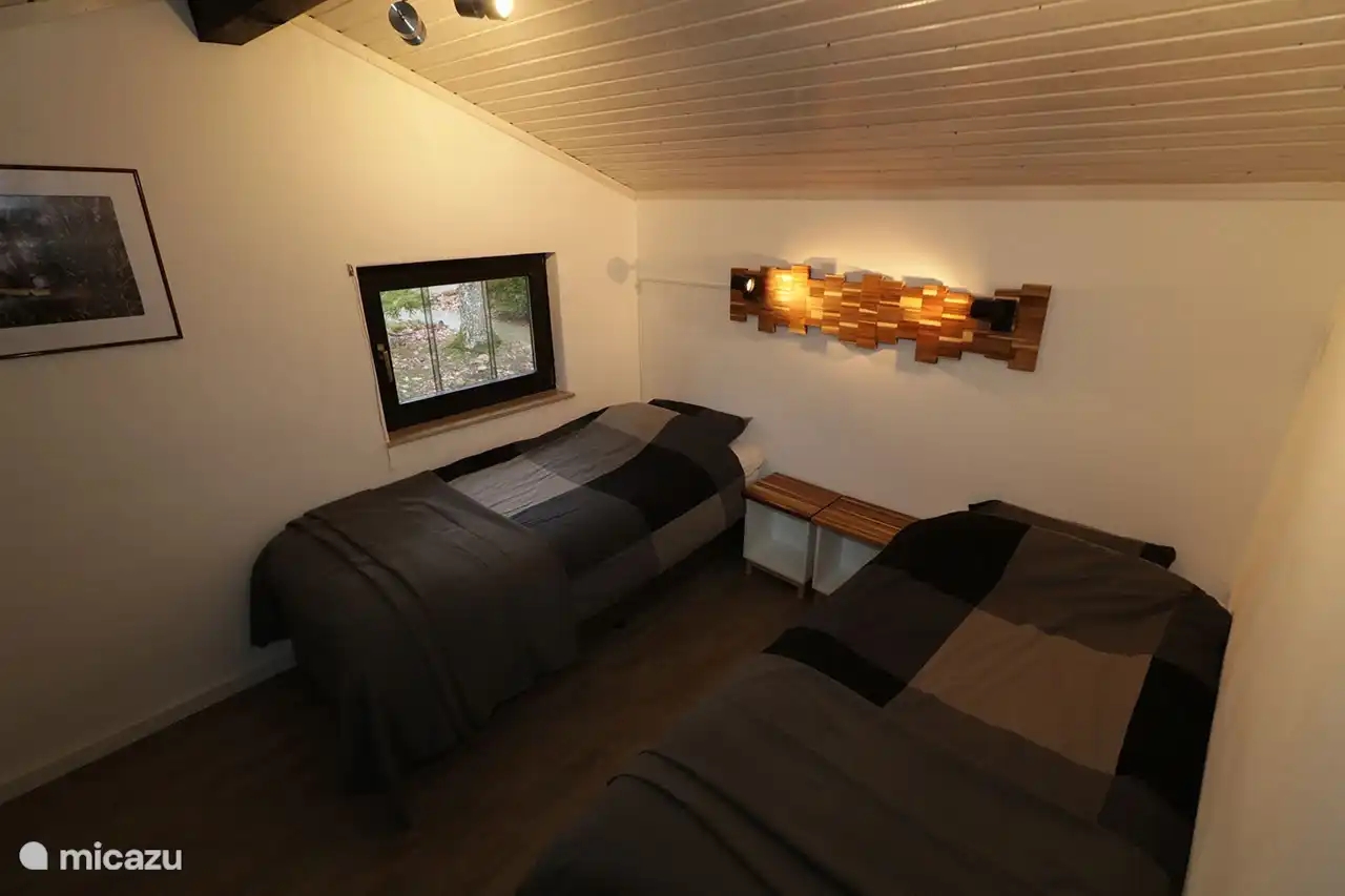 Schlafzimmer 2 im 1. Stock mit 2 mal einem Boxspringbett (90x200)