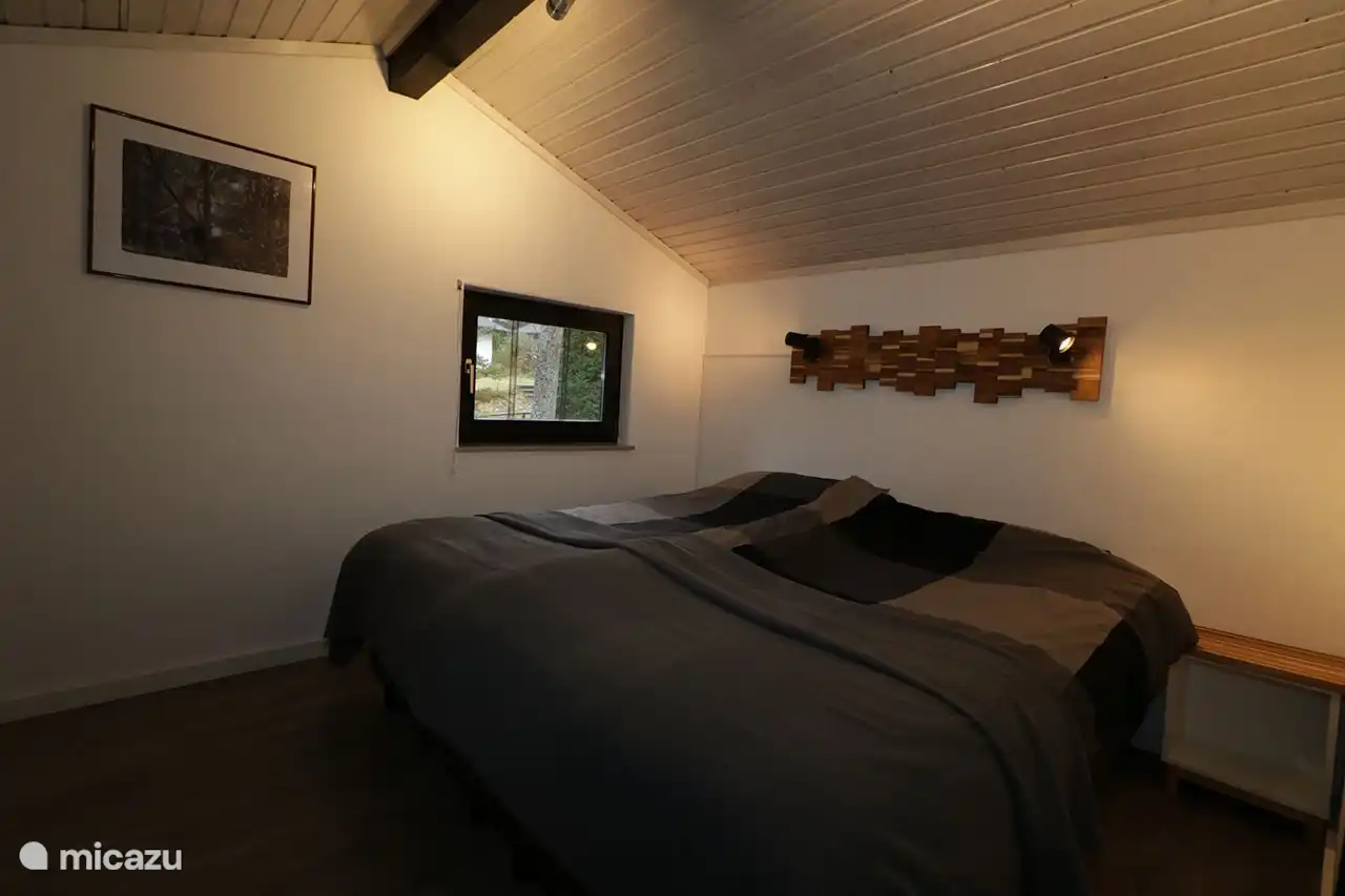 Schlafzimmer 2 im 1. Stock mit zusammengeschobenem 1-Personen-Boxspringbett (90x200).