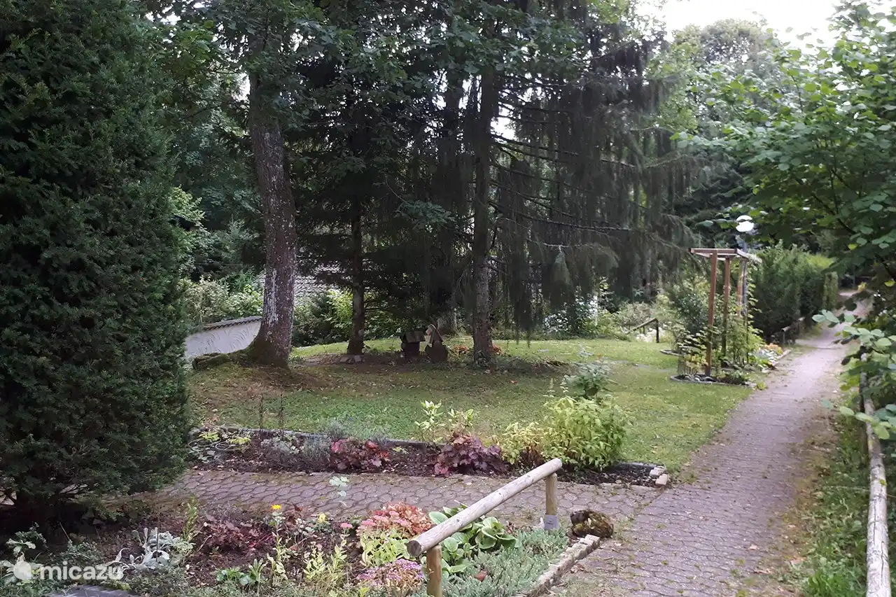 Zugang zum Haus und Richtung Parkplatz.