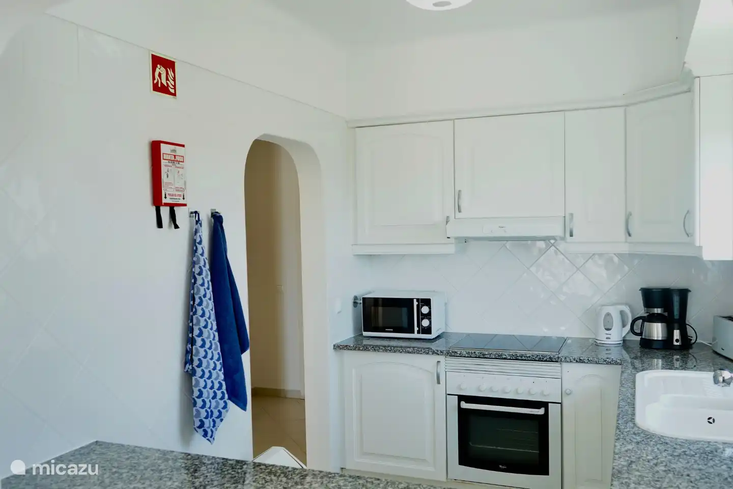 Alles wat je nodig hebt voor het bereiden van een lekkere maaltijd, vind je in onze compleet ingerichte keuken met magnetron, oven, broodrooster, vaatwasser, koelkast en vriezer.