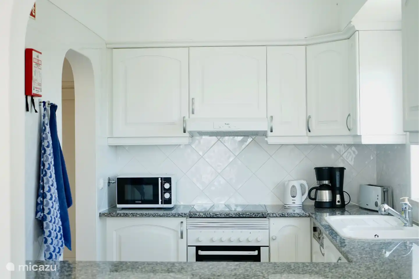 Alles wat je nodig hebt voor het bereiden van een lekkere maaltijd, vind je in onze compleet ingerichte keuken met magnetron, oven, broodrooster, vaatwasser, koelkast en vriezer.