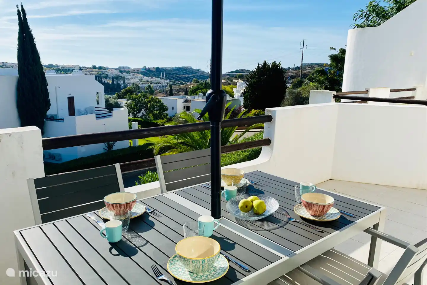 Het balkon aan de woonkamerzijde is een heerlijke plek voor een ontbijt in de zon, en heeft uitzicht op Albufeira en omgeving.