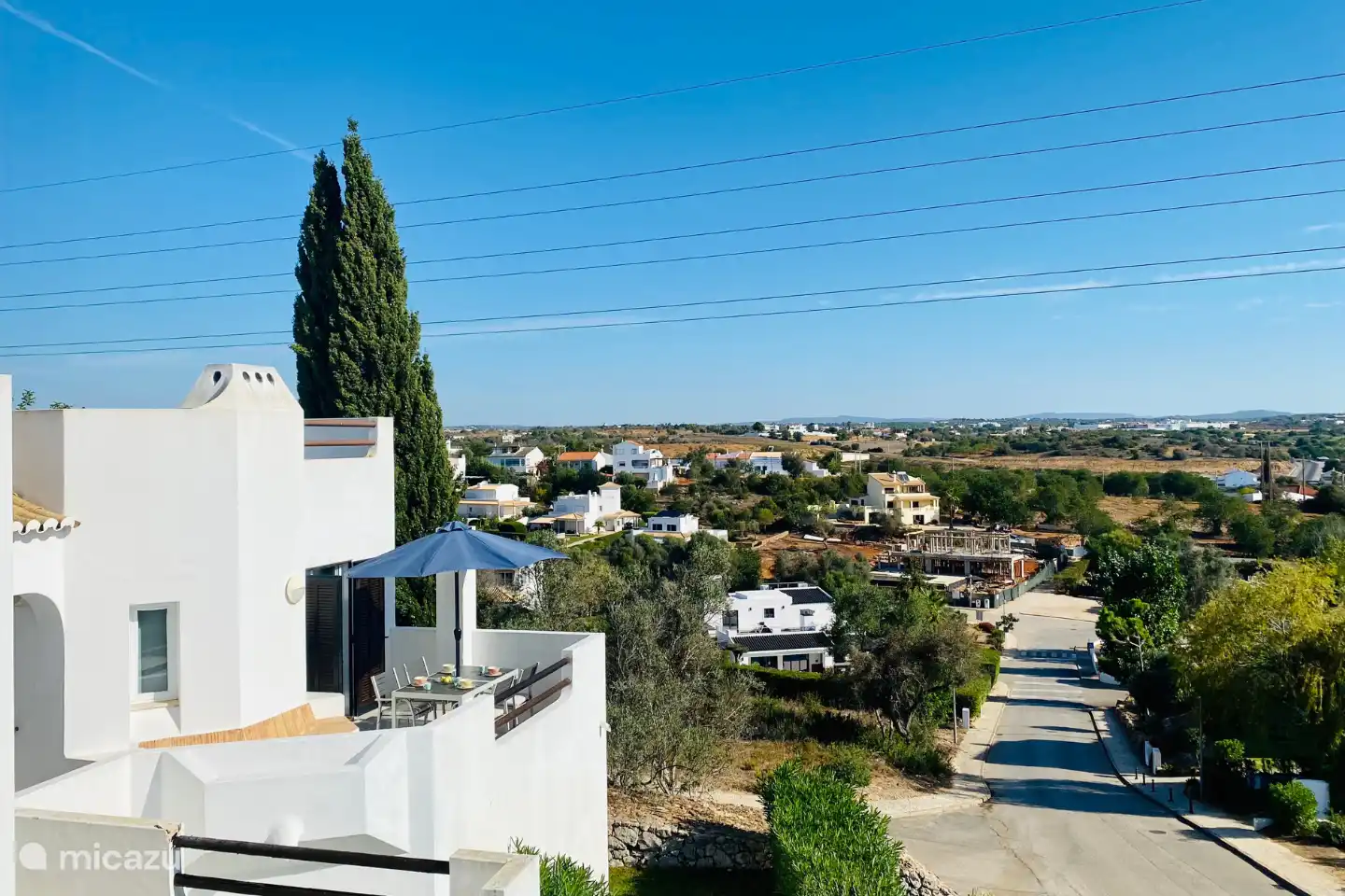 Het balkon aan de woonkamerzijde is een heerlijke plek voor een ontbijt in de zon, en heeft uitzicht op Albufeira en omgeving.