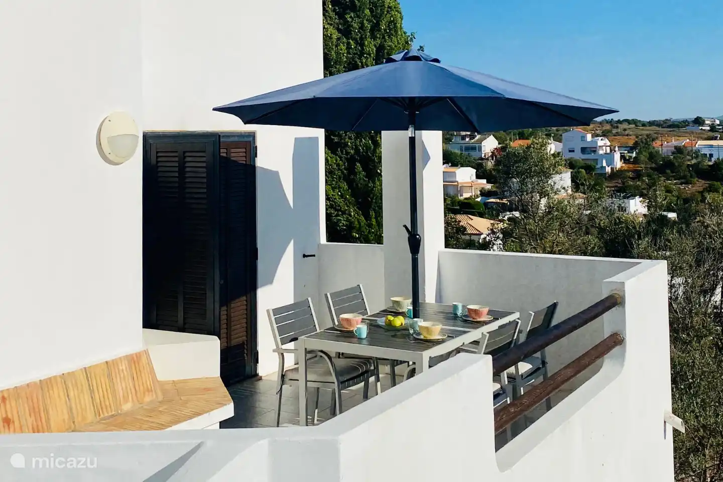 Het balkon aan de woonkamerzijde is een heerlijke plek voor een ontbijt in de zon, en heeft uitzicht op Albufeira en omgeving.