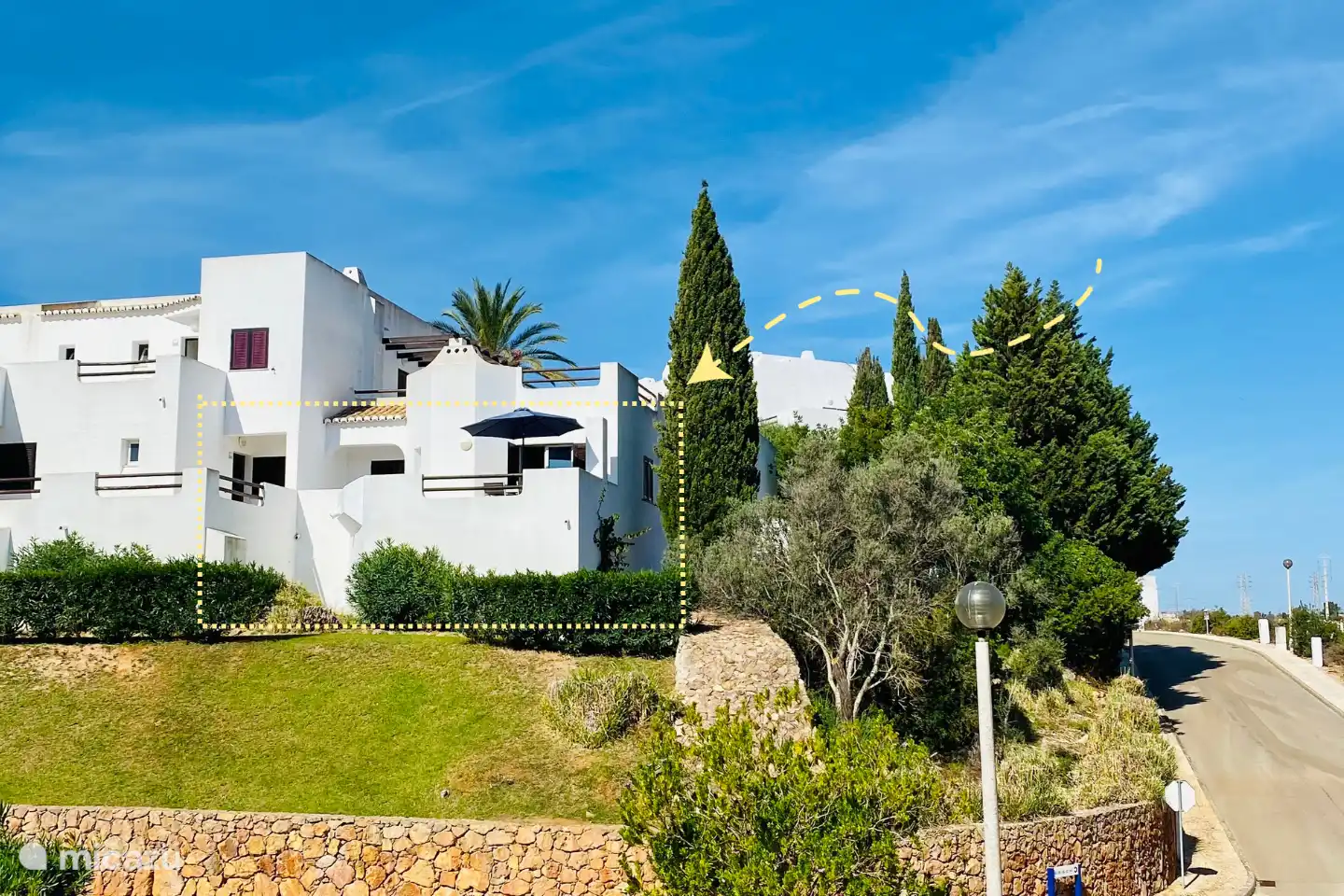 Onze vakantiewoning gezien vanaf straatniveau. Vanaf het balkon heb je uitzicht over het resort en Albufeira.