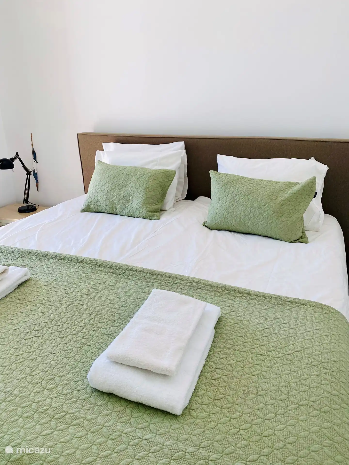 Wat zal dat lekker slapen op onze nieuwe bedden (2023). De masterbedroom heeft toegang tot het balkon en de badkamer ensuite.

De master bedroom heeft een badkamer ensuite en een inbouwkast. Het balkon is tevens vanuit deze kamer te bereiken.